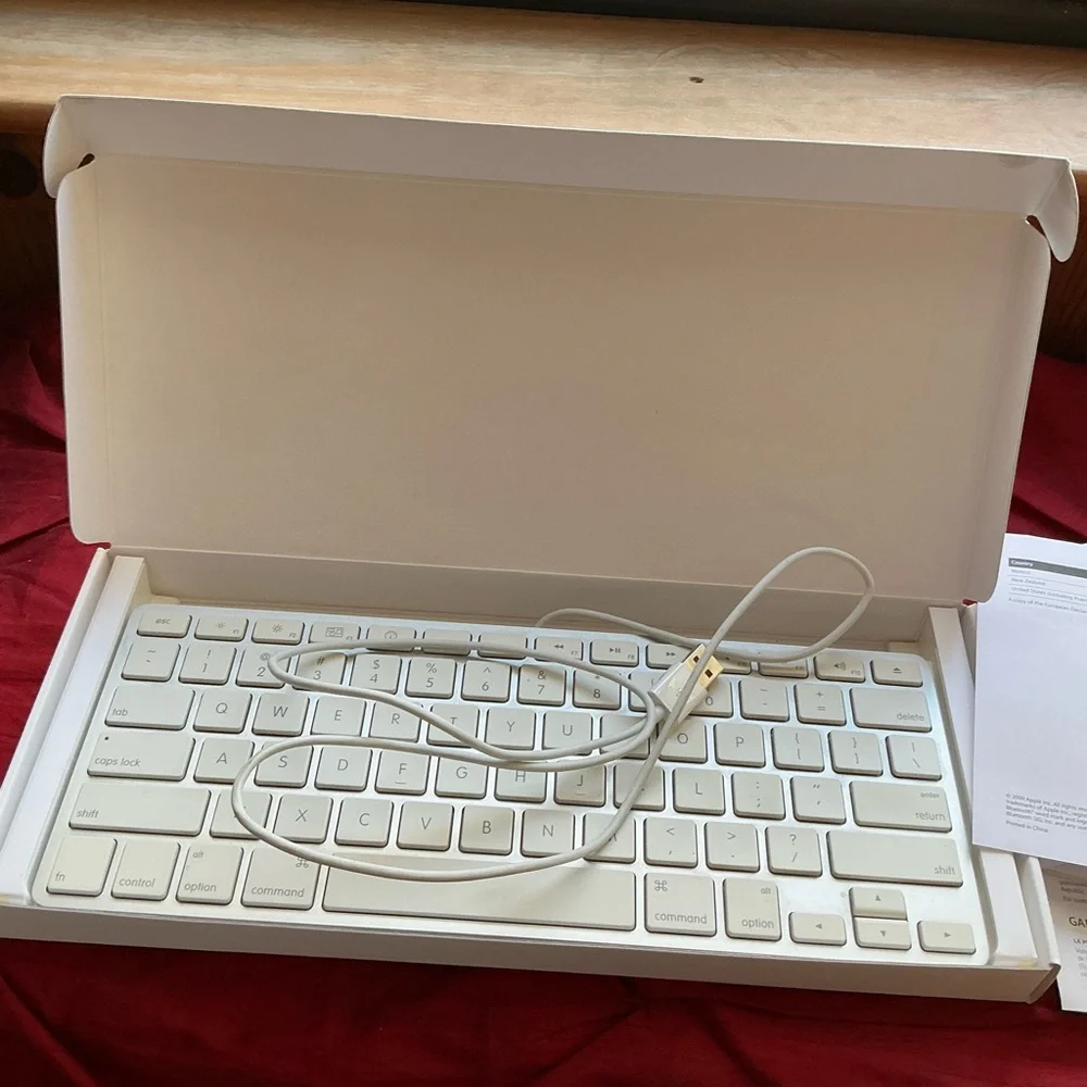Apple Wireless Keyboard in Silver and White